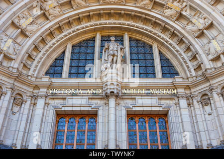 London, Regno Unito - 20 Maggio 2018: Victoria and Albert Museum, fondato nel 1852, è il più grande del mondo Museo di Arti Applicate e Decorative e design hous Foto Stock