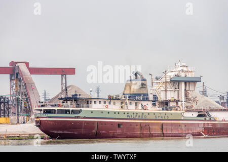 Nave ormeggiata sul Calumet River Foto Stock