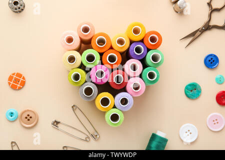 Forma di cuore fatto di fili colorati su sfondo chiaro Foto Stock