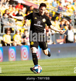 Giugno 23, 2019: Columbus Crew SC centrocampista Luis Argudo (2) gestisce la sfera contro Sporting Kansas City nel loro gioco in Columbus, Ohio, Stati Uniti d'America. Brent Clark/Alamy Live News Foto Stock