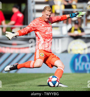 Giugno 23, 2019: Columbus Crew SC portiere Jon Kempin (24) invia la sfera verso il basso il passo contro Sporting Kansas City nel loro gioco in Columbus, Ohio, Stati Uniti d'America. Brent Clark/Alamy Live News Foto Stock