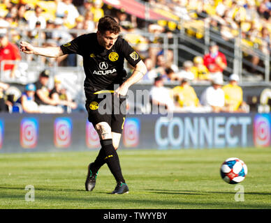 Giugno 23, 2019: Columbus Crew SC centrocampista Luis Argudo (2) gestisce la sfera contro Sporting Kansas City nel loro gioco in Columbus, Ohio, Stati Uniti d'America. Brent Clark/Alamy Live News Foto Stock