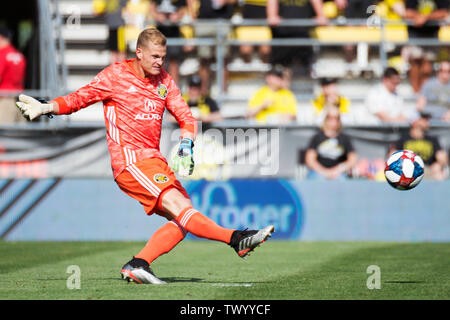 Giugno 23, 2019: Columbus Crew SC portiere Jon Kempin (24) invia la sfera verso il basso il passo contro Sporting Kansas City nel loro gioco in Columbus, Ohio, Stati Uniti d'America. Brent Clark/Alamy Live News Foto Stock