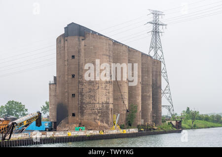 Materiale struttura di storage sul Calumet River Foto Stock