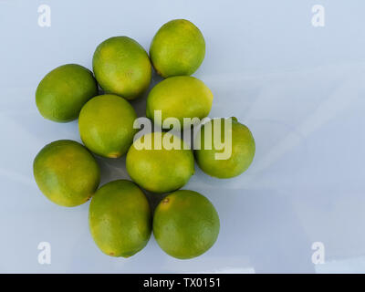 Fresche e mature isolato limes sfondo, mazzo di fresco verde lime. Foto Stock