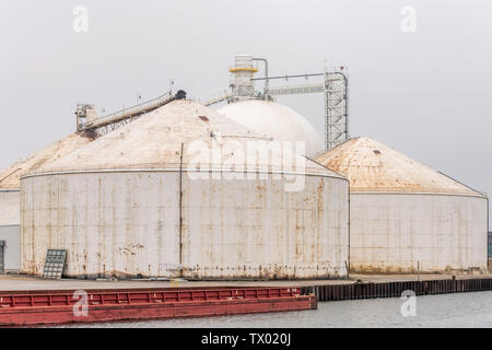 Materiale struttura di storage sul Calumet River Foto Stock