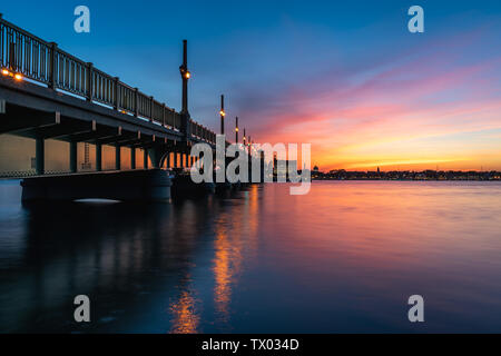 Sant'Agostino, Florida skyline del centro durante il tramonto a ponte dei leoni in questo St. Johns County Foto Stock