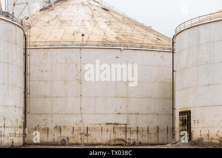 Materiale struttura di storage sul Calumet River Foto Stock