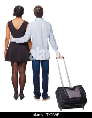 Vista posteriore di interracial andando giovane con la valigia. Vista posteriore di raccolta persone. vista posteriore di persona. Isolato su sfondo bianco. Giovani peopl Foto Stock