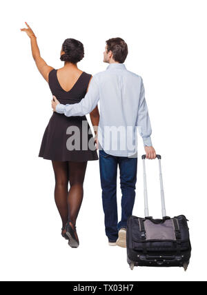 Vista posteriore di puntamento di interracial andando giovane con la valigia. Vista posteriore di raccolta persone. vista posteriore di persona. Isolato su sfondo bianco. Yo Foto Stock