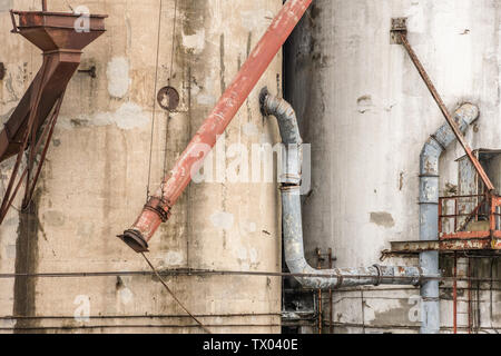 Materiale struttura di storage sul Calumet River Foto Stock