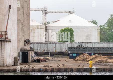 Materiale struttura di storage sul Calumet River Foto Stock