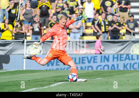 Columbus, Ohio, Stati Uniti d'America. Domenica, 23 Giugno 2019: Columbus Crew SC portiere Jon Kempin (24) nella prima metà del match tra Sporting Kansas City e Columbus Crew SC a MAPFRE Stadium, in Columbus OH. Obbligatorio Photo credit: Dorn Byg/Cal Sport Media. Sporting Kansas City 0 - Columbus Crew SC 0 Credito: Cal Sport Media/Alamy Live News Foto Stock