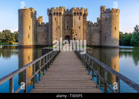 Storico Castello Bodiam e fossato in East Sussex, Inghilterra Foto Stock