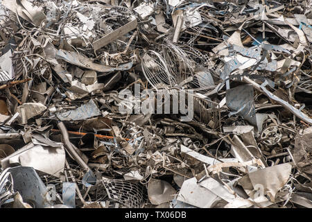 Mucchio di rottami di metallo a metallo impianto di riciclaggio Foto Stock