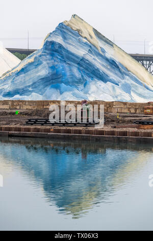 Pile di strada sale sul Calumet River Foto Stock