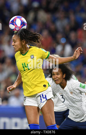 Le Havre. Il 23 giugno, 2019. Kathellen (L) del Brasile il sistema VIES con Wendie Renard della Francia durante il round di 16 match tra Francia e Brasile a 2019 FIFA Coppa del Mondo Femminile a Le Havre, in Francia il 23 giugno 2019. La Francia ha vinto 2-1. Credit: Jack Chan/Xinhua/Alamy Live News Foto Stock