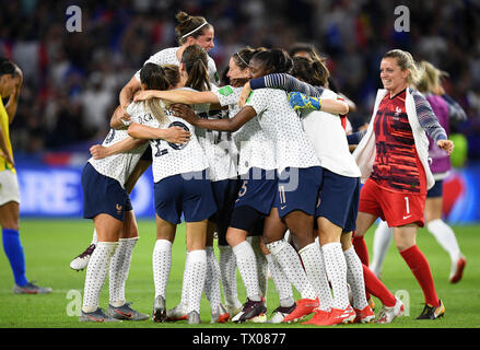 Le Havre. Il 23 giugno, 2019. I giocatori della Francia celebrano la loro vittoria dopo il turno del 16 match tra Francia e Brasile a 2019 FIFA Coppa del Mondo Femminile a Le Havre, in Francia il 23 giugno 2019. La Francia ha vinto 2-1. Credit: Jack Chan/Xinhua/Alamy Live News Foto Stock