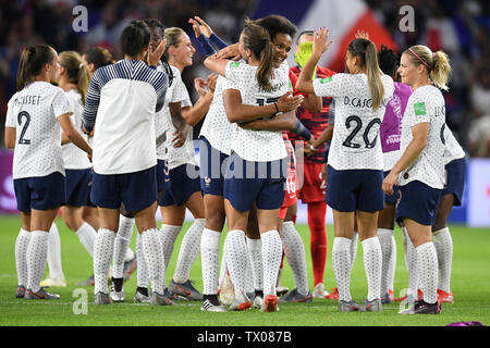 Le Havre. Il 23 giugno, 2019. I giocatori della Francia celebrano la loro vittoria dopo il turno del 16 match tra Francia e Brasile a 2019 FIFA Coppa del Mondo Femminile a Le Havre, in Francia il 23 giugno 2019. La Francia ha vinto 2-1. Credit: Jack Chan/Xinhua/Alamy Live News Foto Stock