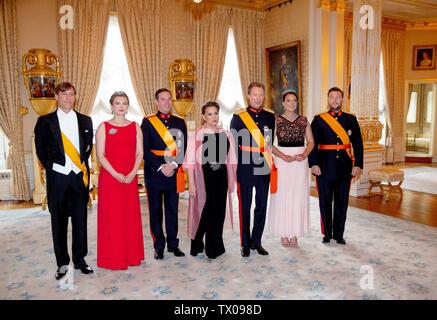 Lussemburgo Il Lussemburgo. Il 23 giugno, 2019. Il granduca Henri, Granduchessa Maria Teresa, Principe Guillaume, granduca ereditario e la Principessa Stephanie, Granduchessa ereditaria, Principe Louis, la Principessa Alexandra e il Principe Sebastian al Grand Ducal Palace in Lussemburgo, il 23 giugno 2019, a frequentare il ricevimento in occasione della Giornata nazionale del Lussemburgo foto : Albert Nieboer/ Paesi Bassi OUT/point de vue OUT | Credit: dpa/Alamy Live News Foto Stock