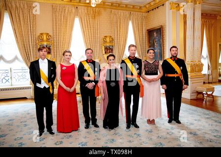 Lussemburgo Il Lussemburgo. Il 23 giugno, 2019. Il granduca Henri, Granduchessa Maria Teresa, Principe Guillaume, granduca ereditario e la Principessa Stephanie, Granduchessa ereditaria, Principe Louis, la Principessa Alexandra e il Principe Sebastian al Grand Ducal Palace in Lussemburgo, il 23 giugno 2019, a frequentare il ricevimento in occasione della Giornata nazionale del Lussemburgo foto : Albert Nieboer/ Paesi Bassi OUT/point de vue OUT | Credit: dpa/Alamy Live News Foto Stock