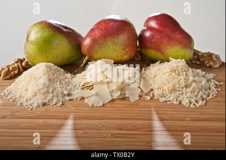 Pere, formaggio e dadi Foto Stock