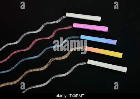 Colore disegnati a mano e le linee di Chalk Foto Stock