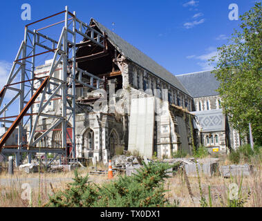 Danneggiato la cattedrale di Christchurch con strutture di supporto Foto Stock