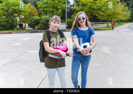 Due amici posano per una foto insieme al primo giorno di scuola. Foto Stock