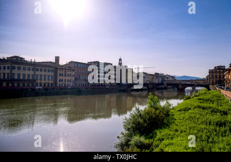 Firenze, lungo il fiume Arno, nella regione italiana della Toscana. Foto Stock