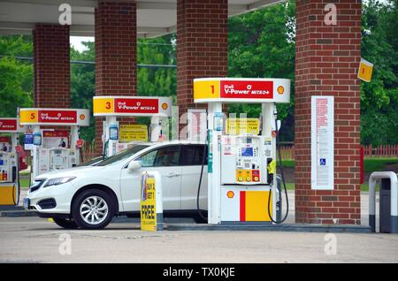 Bartlett, Illinois, Stati Uniti d'America. Pompe di benzina sulle isole di servizio a un moderno self-service di stazione di gas. Foto Stock