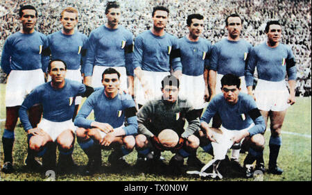 22 Maggio 1949 Allo Stadio Comunale Ora Stadio Artemio Franchi A Firenze L Associazione Italiana Football Team Nazionali Che Di Fronte Austria Per La International Cup 1948 49 E Batterli 3 1 E Stato
