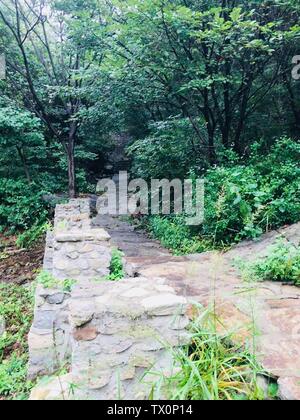 Natura, ossigeno naturale bar, sentiero di montagna, con montagne verdi e verde acqua, pittoresco Foto Stock