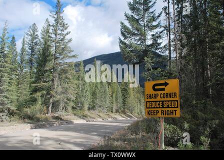 Segnalazione di un angolo acuto sulla strada di Nipika Mountain Resort, BC, Canada Foto Stock