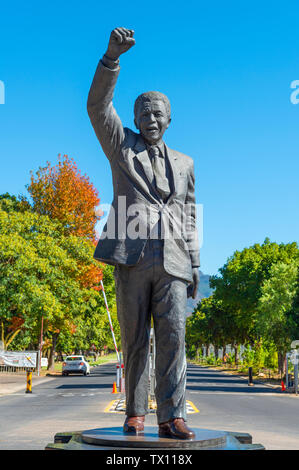 Nelson Mandela statua e pugno rialzato, Drakenstein Correctional Center, Paarl, Sud Africa. Foto Stock