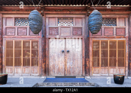 Il cinese di porte e finestre, fotografato in East Street residence nella città antica di Pingyao, nella provincia di Shanxi Foto Stock