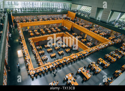 Le persone che studiano instancabilmente nella Biblioteca Nazionale. Foto Stock