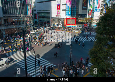 Incrocio di Shibuya o 'Scramble' come è comunemente chiamato, Tokio più iconico intersezione. Vista aerea di strada con la gente e del traffico. Foto Stock