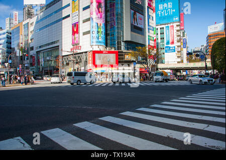 Incrocio di Shibuya o 'Scramble' come è comunemente chiamato, Tokio più iconico intersezione. Vista aerea di strada con la gente e del traffico. Foto Stock