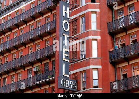 Facciata e segno iconico del Chelsea Hotel, 222 West 23rd Street, New York, NY Foto Stock