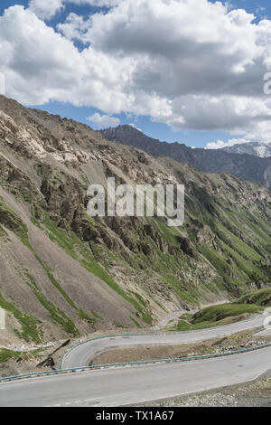 La foresta di plateau Panshan strada lungo il G217 Doku autostrada sotto il cielo blu e nuvole bianche in Xinjiang, Cina Foto Stock