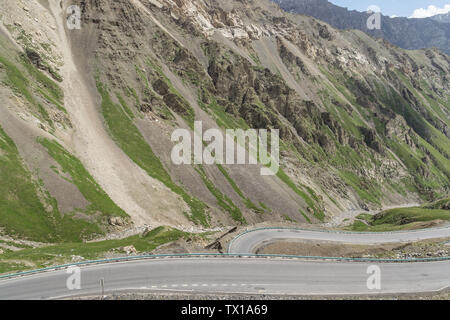 La foresta di plateau Panshan strada lungo il G217 Doku autostrada sotto il cielo blu e nuvole bianche in Xinjiang, Cina Foto Stock