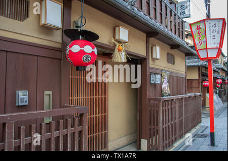 Kyoto, Giappone - Aprile 2019: Edo tradizionale architettura di stile nel quartiere di Gion. Case da tè (Ochaya) lungo una strada stretta Foto Stock