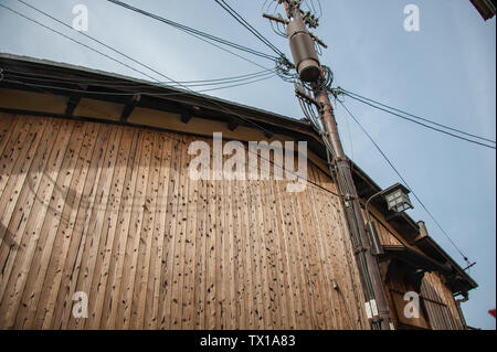 Linee di alimentazione aeree e vecchio edificio in legno nel quartiere di Gion a Kyoto, Giappone Foto Stock