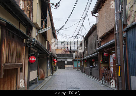 Edo tradizionale architettura di stile nel quartiere Gion, Kyoto. Vecchie case mercantili dove la Geisha (Geiko ) e (Maiko Geiko apprendisti) intrattenere Foto Stock