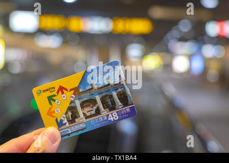 Utilizzando il sistema di metropolitana a Taipei per 48hr Taipei Pass Metro. Una volta attivato da una scansione a livello di porte è valida per nazioni unite Foto Stock