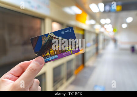 Utilizzando il sistema di metropolitana a Taipei per 24hr Taipei Pass Metro. Una volta attivato da una scansione a livello di porte è valida per unl Foto Stock