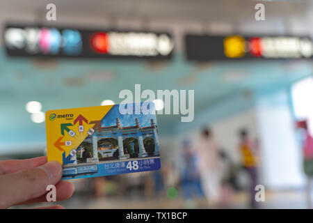 Utilizzando il sistema di metropolitana a Taipei per 48hr Taipei Pass Metro. Una volta attivato da una scansione a livello di porte è valida per nazioni unite Foto Stock