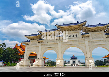 Il cancello principale del National Taiwan Democracy Memorial Hall ( National Chiang Kai-shek Memorial Hall ). Taipei, Taiwan. Testo in cinese su mezzi di arcata Foto Stock