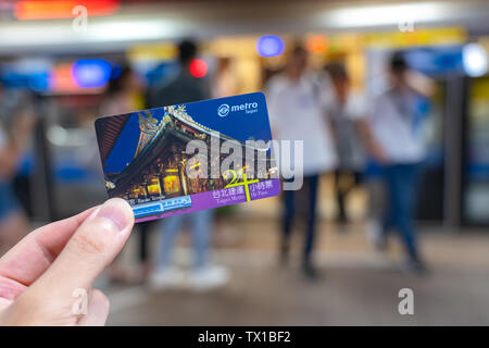 Utilizzando il sistema di metropolitana a Taipei per 24hr Taipei Pass Metro. Una volta attivato da una scansione a livello di porte è valida per unl Foto Stock